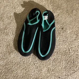 DBX women’s size 8 teal and black water shoes